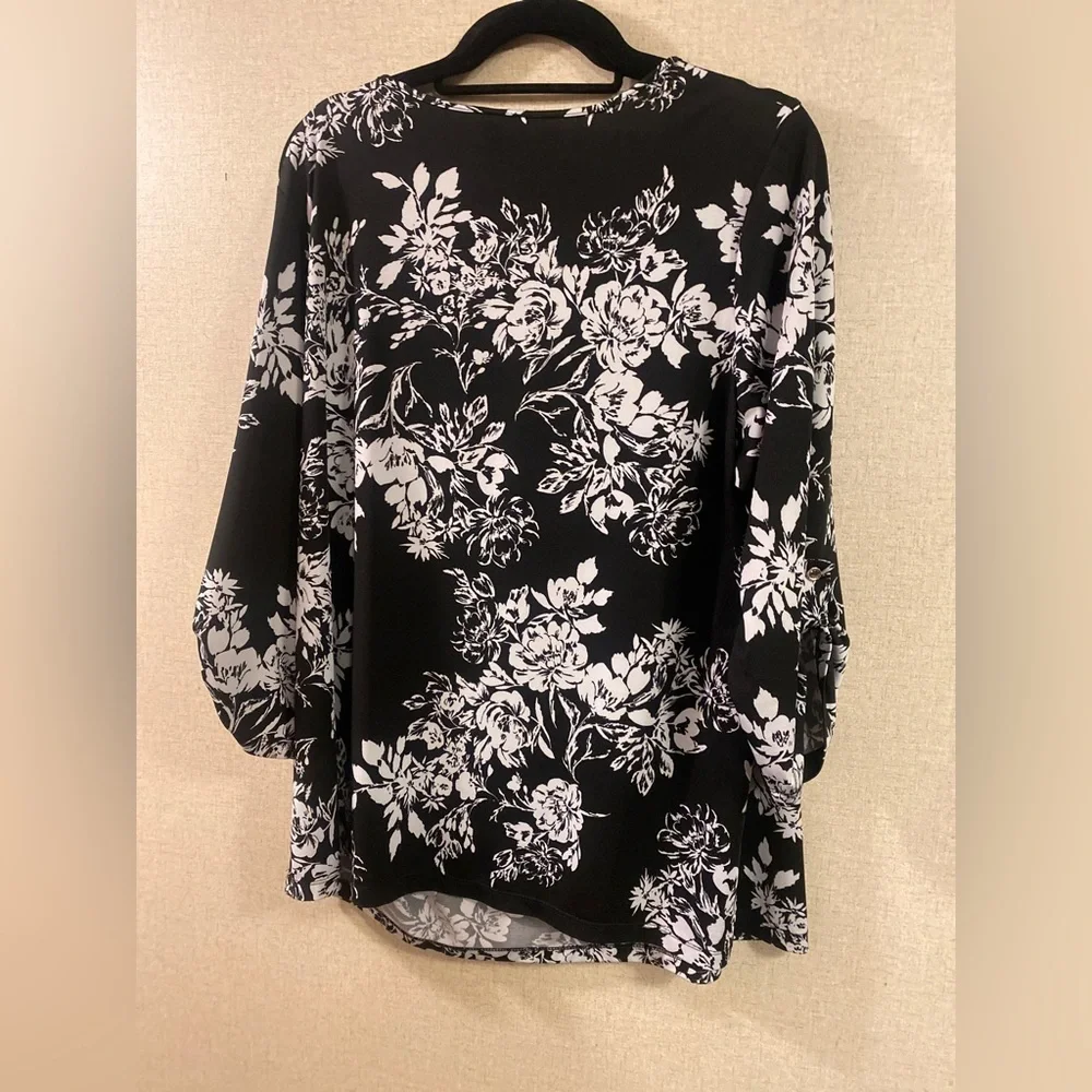 Size 1x PerSeption floral double breasted pocket top with tan sleeves - Picture 5 of 5